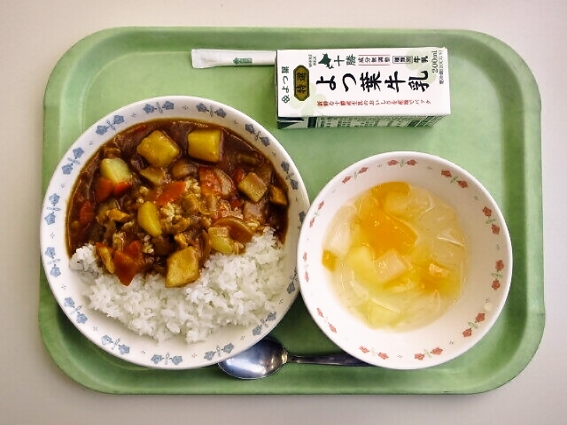 カレーライス、リンゴのゼリー和え、牛乳