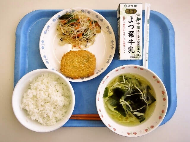 ごはん、わかめスープ、かぼちゃコロッケ、春雨炒め、牛乳