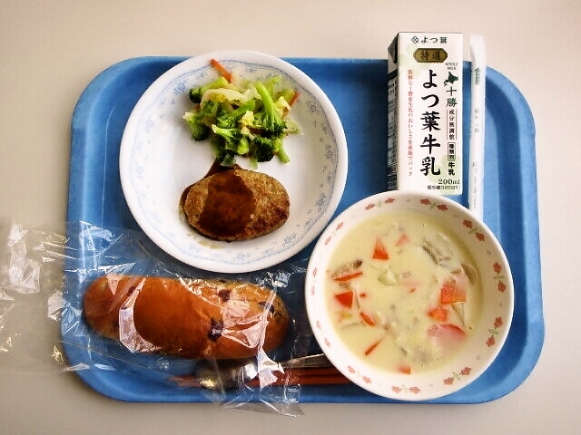 小豆パン、ホワイトシチュー、ハンバーグ、ブロッコリーサラダ、牛乳