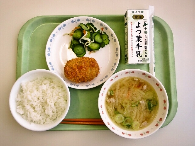 ごはん、豚汁、十勝大豆コロッケ、きゅうりの中華漬け、牛乳