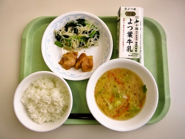 ごはん、みそ汁（きゃべつ・人参）、ミニチキン醬油、大根と青菜のサラダ、牛乳