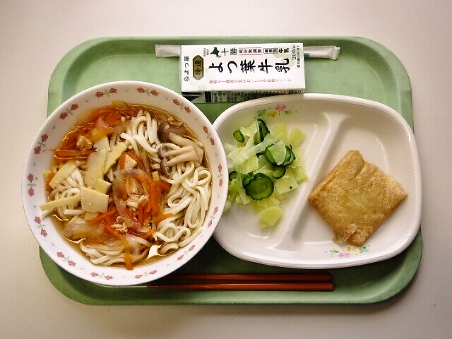 かしわうどん、きつね餅、即席漬け、牛乳