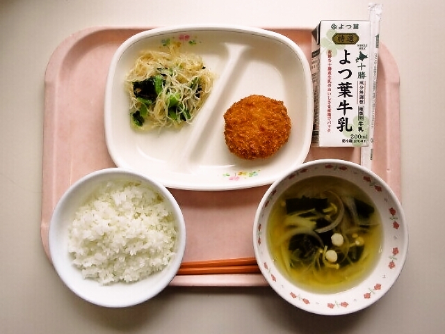 ごはん、わかめスープ、チキンカツ、大根と青菜のサラダ、牛乳