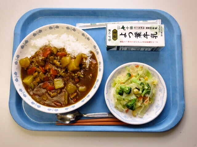 カレーライス、コーンサラダ、牛乳