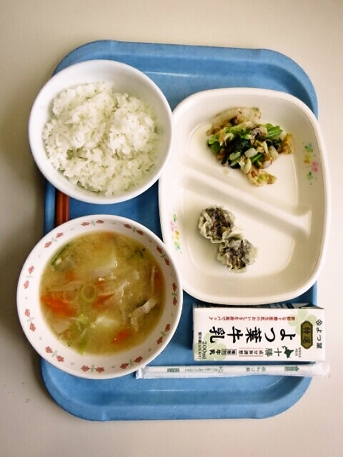 ごはん、豚汁、ひじき焼売、白菜の梅がつお和え、牛乳