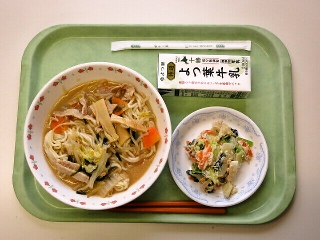 味噌ラーメン、ささみのごまドレ和え、牛乳
