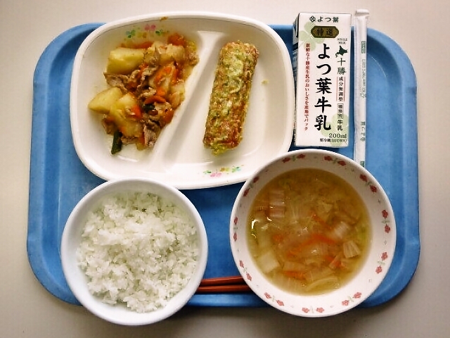 ごはん、みそ汁（白菜・人参）、ちくわ磯辺天ぷら、肉じゃが、牛乳