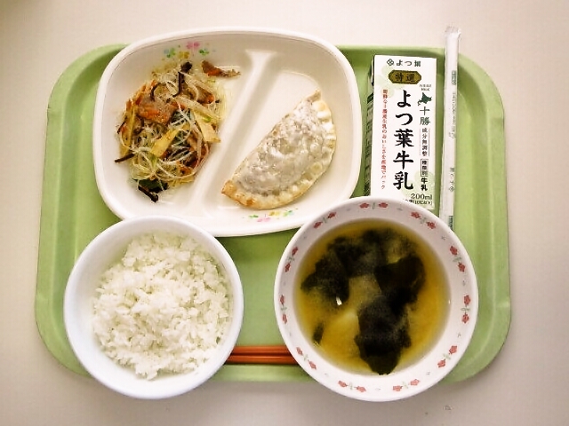 ごはん、みそ汁（じゃがいも・わかめ）、ジャンボ餃子、春雨炒め、牛乳
