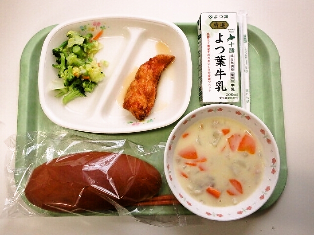 黒糖パン、ホワイトシチュー、ささみのレモン風味、ブロッコリーサラダ、牛