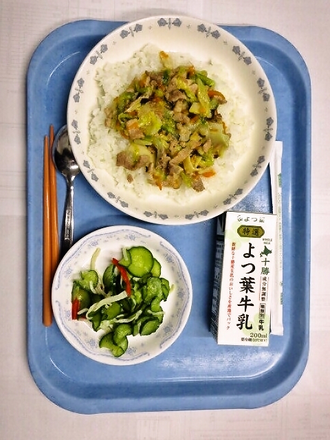 塩豚丼、きゅうりの中華漬け、牛乳