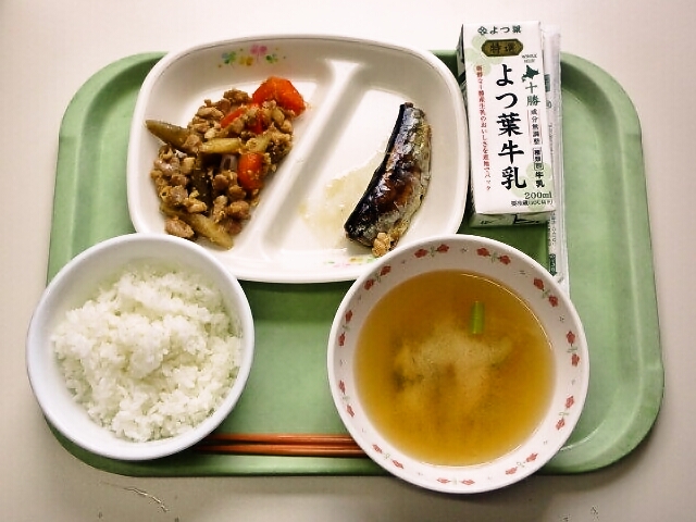 ごはん、みそ汁（大根・小松菜）、いわしの生姜煮、鶏ごぼう煮、牛乳