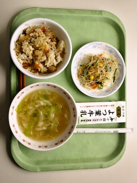 鶏ごぼうごはん、みそ汁（きゃべつ・たまねぎ）、春雨サラダ、牛乳