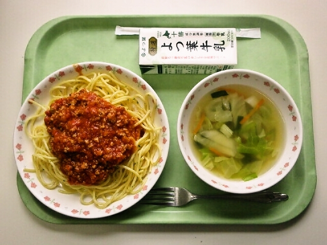 スパゲッティミートソース、きゃべつスープ、牛乳