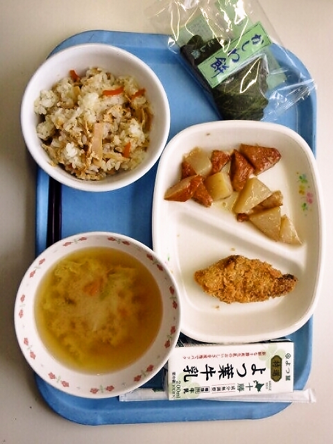 たけのこごはん、みそ汁（キャベツ・人参）、ぶりカツ、さつまいもとこんにゅくの煮物 、かしわ餅、牛乳