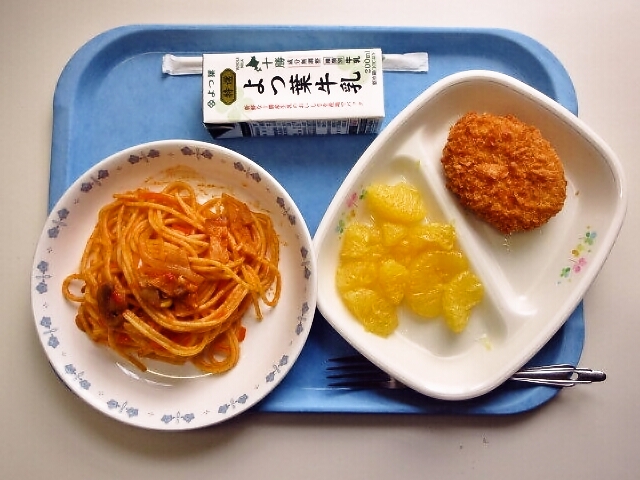 スパゲッティナポリタン、士幌の牛肉コロッケ、甘夏みかん缶、牛乳