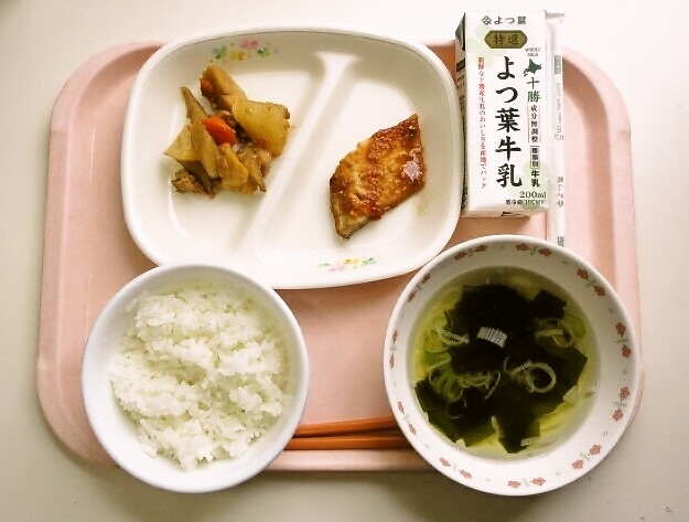 ごはん、わかたけ汁、ほっけのピリ辛みそ焼き、五目うま煮、牛乳