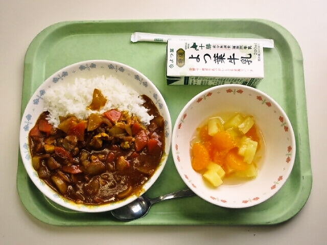 チキンカレー、マスカットゼリーフルーツ和え、牛乳
