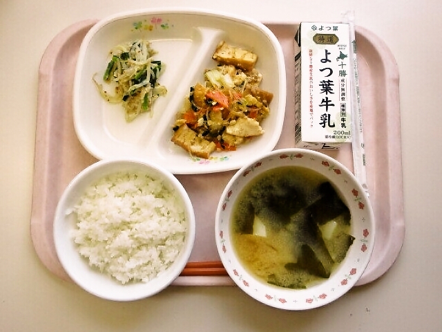 ごはん、みそ汁（じゃがいも・わかめ）、ピリッと厚揚げ、からし和え、牛乳