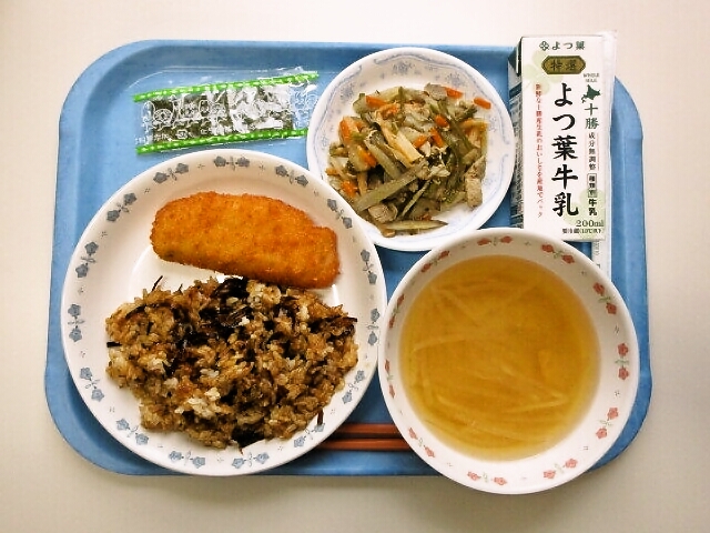のり弁ごはん/味付けのり、みそ汁（大根・人参）、白身魚フライ、かみかみきんぴら、牛乳