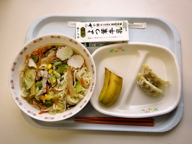 塩ラーメン、焼き餃子、バナナ、牛乳