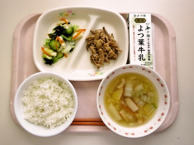 ごはん、みそ汁（白菜・さつま揚げ）、豚肉の生姜焼き、海藻サラダ、牛乳