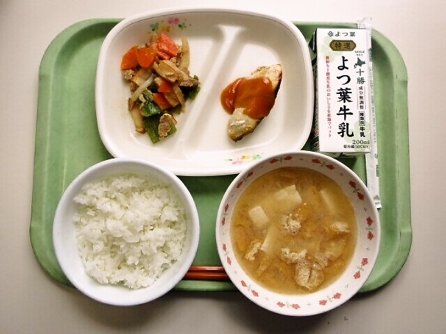ごはん、みそ汁（豆腐、油揚げ）、さばのみそだれがけ、ふきの五目煮、牛乳