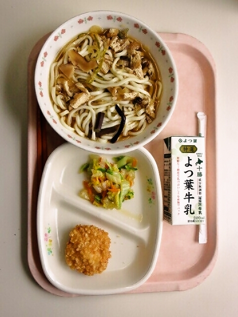 山菜うどん、とり天、白菜のポン酢和え、牛乳