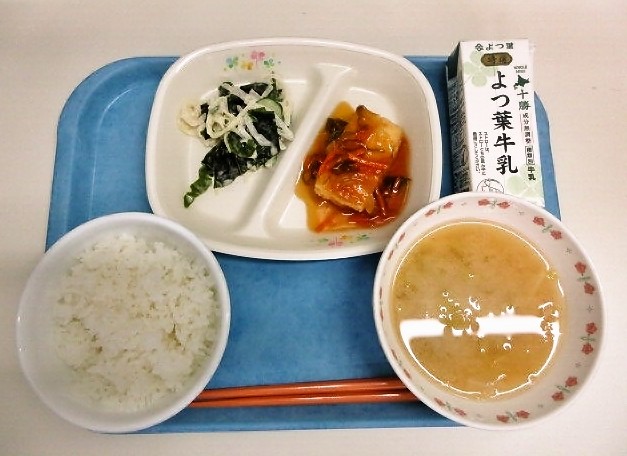 ごはん、みそ汁（きゃべつ・しめじ）、揚げ出し豆腐、大根の和風マヨ和え、牛乳