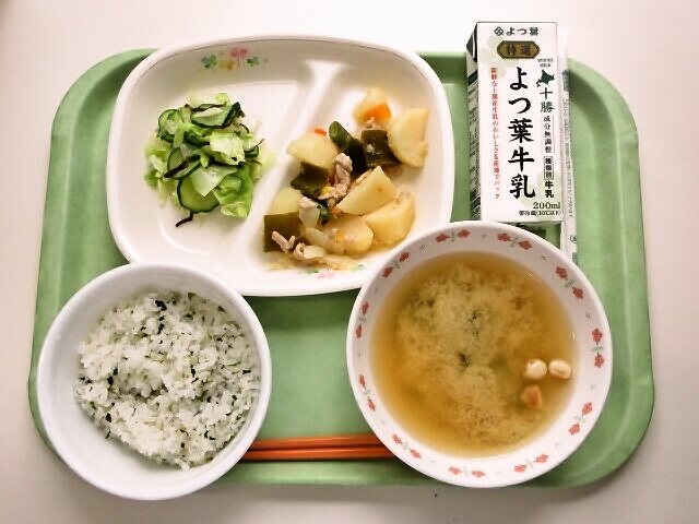 青菜ごはん、みそ汁（豆麩・わかめ）、塩肉じゃが、やみつききゃべつ、牛乳