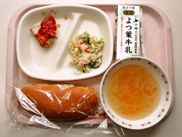 バターパン、野菜スープ、鶏のトマトソース焼き、マカロニツナサラダ、牛乳