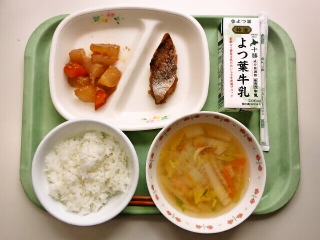 ごはん、みそ汁（白菜・人参）、たらの照り焼き、大根とこんにゃくの煮物、牛乳