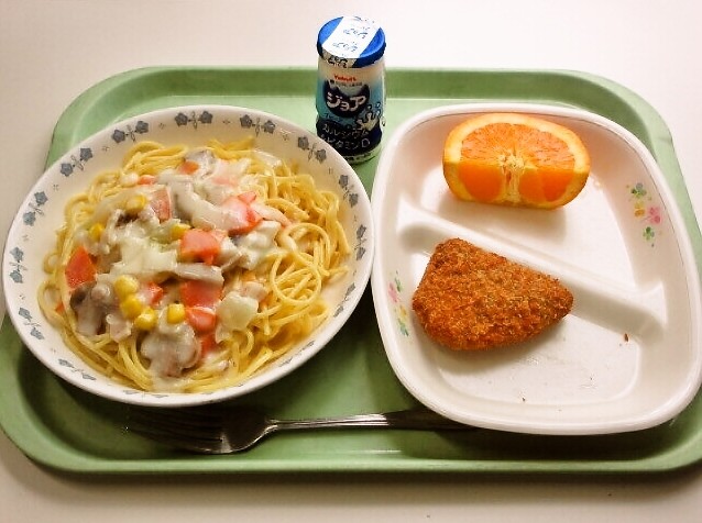 クリームスパゲッティ、かぼちゃひき肉フライ、オレンジ、ジョア（プレーン）