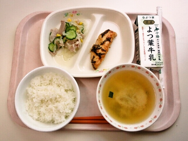 ごはん、みそ汁（にら・たまねぎ）、ささみのマヨダレ焼き、大根サラダ、牛乳