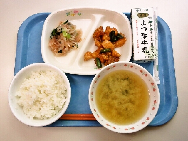 ごはん、みそ汁（玉ねぎ・わかめ）、鶏肉と蓮根の甘辛揚げ、大根の梅和え、牛乳