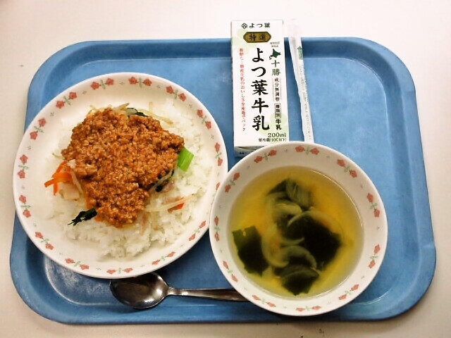 ビビンバ、わかめスープ、牛乳