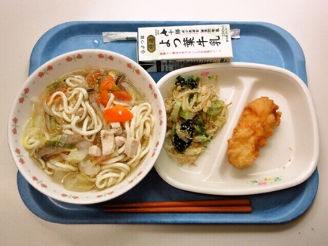 鶏だしうどん、いか天、ごま和え、牛乳