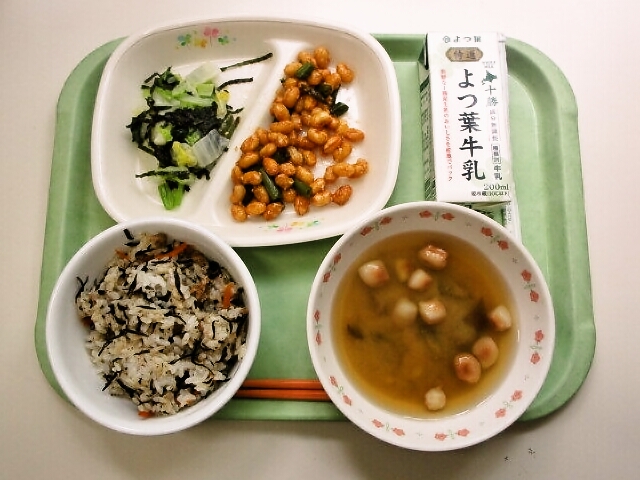 ひじきごはん、みそ汁（なす・まめふ）、揚げ大豆の甘だれがらめ、白菜の磯和え、牛乳