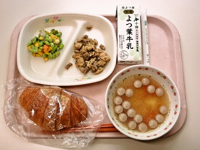 クロワッサン、ポトフ、バジルチキン、カラフルかみかみサラダ、牛乳
