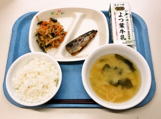ごはん、みそ汁（きゃべつ・かわめ）、いわしの梅煮、切干大根煮、牛乳