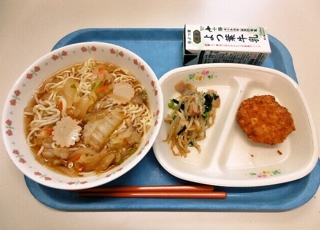 醬油ラーメン、根菜入りメンチカツ、もやしとにらの和え物、牛乳