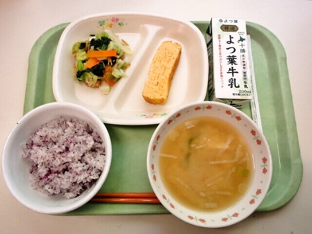 ゆかりごはん、みそ汁（豆腐・長ネギ）、厚焼き玉子、なめたけ和え、牛乳