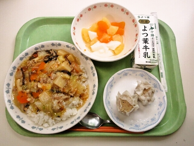 中華丼、焼売 、ルーツ杏仁ミックス、牛乳