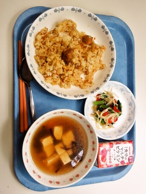 焼豚チャーハン、豆腐ときくらげのスープ、もやしのナムル、気になる野菜（トマト・ぶどうジュース）