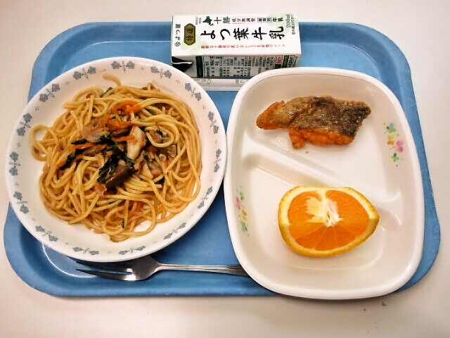 和風スパゲティ、フライドフィッシュ、オレンジ、牛乳