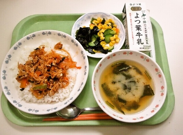 豚キムチ丼、みそ汁（わかめ・なめこ）、わかめサラダ、牛乳
