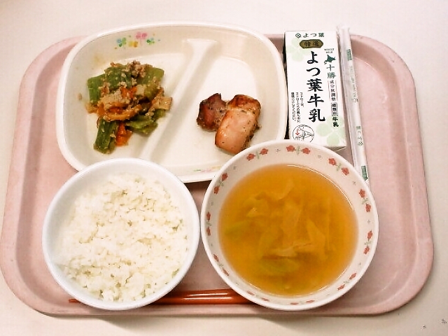 ごはん、みそ（きゃべつ・たまねぎ）、鶏肉の香味焼き、ふきのみそ炒め、牛乳