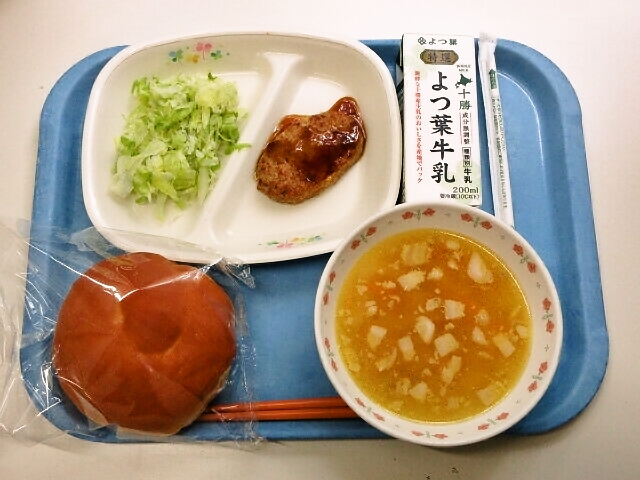 たまごパン、シェルマカロニスープ、ハンバーグ、千切りきゃべつ、牛乳