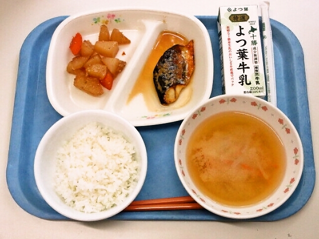 ごはん、みそ汁（玉ねぎ・にんじん）、さばの醤油みりん焼き、大根とこんにゃくの煮物、牛乳