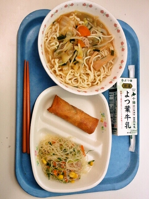 味噌ラーメン、春巻き、春雨サラダ、牛乳