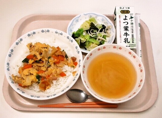 親子丼、みそ汁(大根・人参）、きゃべつとわかめの和え物、牛乳